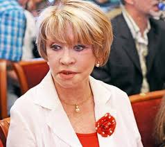 В кино алентова дебютировала в 1966 году в роли лидии в фильме «дни летные». Bez Slyoz Ne Glyanesh Vera Alentova S Dvumya Dochermi Zapechatlelas Na Foto V Grimerke Pered Spektaklem