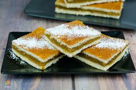 Sunt convinsa ca in fiecare toamna nu exista casa in care sa nu miroasa a tatalui meu ii place foarte mult aceasta placinta, asa ca mama o facea des la sfarsitul toamnei si pe perioada iernii. Placinta Cu Dovleac Poftade Ro