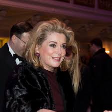 In der ersten einstellung sieht man catherine deneuve in trainingsanzug und mit perfekter frisur beim waldlauf. Catherine Deneuve Mit Ihrer Tochter Vor Der Kamera Bunte De