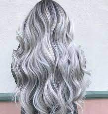 Coloration Silver Platinium Voici La Nuance De Gris La Plus Demandee Chez Le Coiffeur Cette Saison Cheveux Blonds Argent Cheveux Cheveux Silver