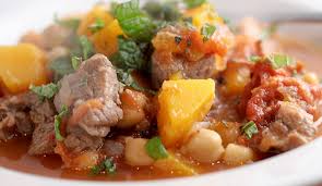 Suggeriamo di abbinare l'agnello in umido con le patate a un buon bicchiere di contea di sclafani syrah riserva, un ottimo rosso dal colore rubino carico e dal gusto ricco, corposo e asciutto che ben integra e valorizza i sapori di questa ricetta. Ricetta Spezzatino Di Agnello Con Patate Le Ricette Di Buonissimo