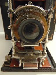 Les deux fenêtres du viseur ne sont pas alignées et permettent ainsi, par un jeu de miroir, de renvoyer l'image. Ancien Appareil Photo Kodak N 4 Cartridge A Soufflet Rochester Usa Eastman Kodak Ancien Appareil Photo Appareil Photo Appareil Photo Ancien