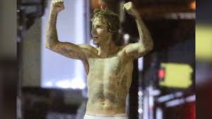 Justin Bieber se pasea en calzoncillos por el set de grabación de su nuevo  video