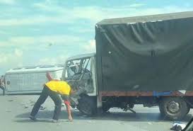 Kelindan, lorry truck, lorry attendant. Kelindan Lori Terlibat Kemalangan Dengan Ambulans Meninggal Dunia Astro Awani