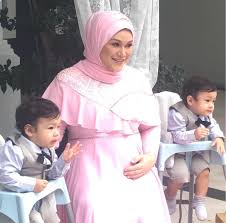 Bagi pelakon zizie ezette mempunyai 5 anak dan 5 pembantu bukan sesuatu untuk riak tetapi bersyukur dengan rezeki allah. Gambar See U My Sweet Lil Angel Foto Sekitar Baby Shower Zizie Ezzete Kali Ni Baby Girl Tak Sabar Nak Tunggu Mesti Comel Berita Steady