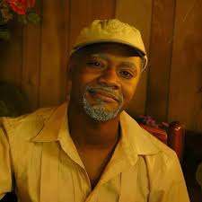 📸 #tontonbicha ki rele Daniel Fils-Aimé, se yon gran atis ayisyen. Li se  aktè, animatè ak imoris. Li vin popilè ak pèsonaj "vye granmoun sòt, men  lespwa" li a. Avèk stil pa