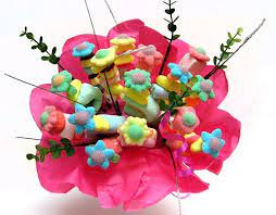 Sortez de l'ordinaire et misez sur un cadeau croquant. Candy Bouquet Bouquet De Bonbons Deco Bonbon Bonbon