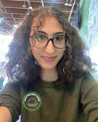 Meet your Peer Mentors! Scarlett Leon is a senior majoring in Microbiology  with a minor in Applied Biotechnology. I am a first-generation college  student and a research lab assistant. In my free