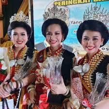 The unduk ngadau beauty pageant is held to commemorate the spirit of huminodun, that she was of total beauty of the heart, mind and soul. Unduk Ngadau Kota Belud 2021 Home Facebook