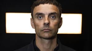 Våde øjne i bedste sendetid: Simon Kvamm smider skjoldet