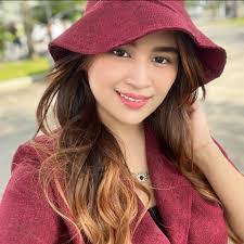 Sandra Ambrocio's Instagram, Twitter & Facebook