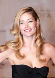 Victor reinier като jacob van heemskerck. Doutzen Kroes At Nova Zembla Premiere In Amsterdam Hawtcelebs