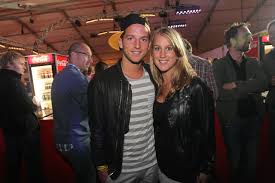 Kat kerkhofs onthulde donderdagavond tijdens gert late night dat ze gevraagd werd als één van… kat kerkhofs en haar voetballende echtgenoot dries mertens hebben nog niet meteen plannen om welkom in 2004! Dries Mertens Gaat Trouwen Met Zijn Jeugdliefde Het Belang Van Limburg Mobile