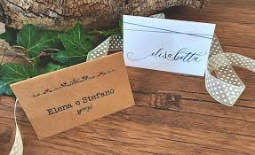 Eleganti e raffinati, sono quelli in carta, ovvero dei cartoncini dalle diverse forme su cui scrivere il nome. Cavalletto Segnaposto Matrimonio Ese Candles