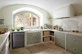 Las superficies de trabajo en las cocinas rústicas de obra suelen mezclar tradicionalmente el marmol y la madera. Cocina Rustica Verde Jpg 420 279 Cocinas Rusticas De Obra Cocinas Rusticas Decoracion De Cocina