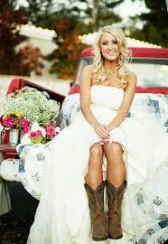 La si vede ballare in uno studio pieno di sculture, su un campo da basket colorato (che è quello costruito da pigalle a parigi) e sul palco, vestita da cowgirl americana. Matrimonio Country Chic Abito Da Sposa Country Style Abito Da Sposa Country Abiti Country Matrimonio Stile Country