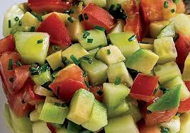 In questa ricetta, i cetrioli croccanti sono abbinati a pomodorini dolci e conditi con una semplice vinaigrette. Tartare Di Avocado Cetrioli E Pomodori Famiglia Cristiana