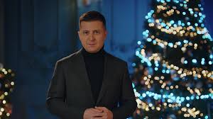 Глава держави у відео поспілкувався з дітьми, а також розповів. Privitannya Zelenskogo Z Novim Rokom 2021 Zapisuvali V Chotiroh Lokaciyah