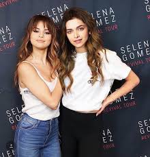 Simple, minimal and yet chic! I Lovee Thiss Deepikapadukone Selenagomez Edit Deepika Padukone Hair Selena Selena Gomez