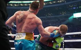 Los seguidores de los dos equipos se encontraron y se produjo una pelea impresionante. Detiene Entrenador De Saunders La Pelea Tras Brutal Uppercut Del Canelo Video Aristegui Noticias