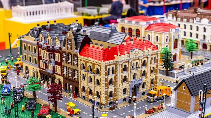 Evolução das minifiguras de plástico LEGO ao longo dos anos desde 1978