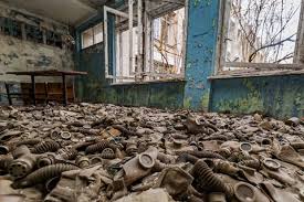Ketiga, ledakan uap dan hidrogen yang terjadi menyebabkan 5% material nuklir terhambur dari dalam reaktor ke lingkungan. Lokasi Kecelakaan Nuklir Chernobyl Diusulkan Jadi Situs Warisan Dunia Unesco Sindonews