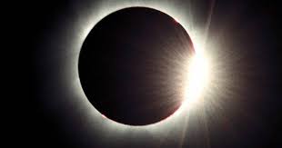 De maan kwam tussen de aarde en de zon te staan en schuift daardoor voor een deel voor de zon langs. Vigth Iiclhinm