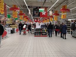 Byłem przed 8 rano w biedronce, a tam 2/3 seniorów przy kasach, a do tego babka stoi pomiędzy jedna i drugą kolejka i jak tylko zobaczyła, że można rozkładać towar do kasowania, to pcha się, bo ona przecież stała w kolejce. Wigilia 2020 Do Ktorej Godziny Otwarte Dzis Sklepy Biedronka Lidl Kaufland