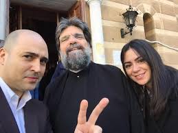 Το αυτοκίνητο του βουλευτή της νδ μετά την εμπρηστική επίθεση με γκαζάκια ©. Kyriakh Ston Agio Loyka Pathsiwn Me Ton Kwnstantinos Mpogdanos Konstantinos Bogdanos Facebook