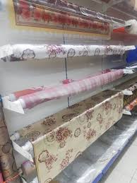 Rumah akan indah jika didekor dengan cantik , tetapi mendekorasi ruangan bukan hanya dinding atau bentuk barangnya saja, tetapi bisa juga menambahkan cover ke perabotan rumah tangga , seperti cover untuk meja, lemari dan alas serbaguna dari bahan busa plastik, anti air, anti slip, anti bakteri. Suria Amanda Tukar Alas Meja Makan Baru
