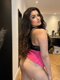 Laila Gomez в X: „Can I text you pics like this?? 👀💬  t.co35rQ416iN7“  X