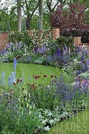Garden Of Eatin Blue Border Garden Campanula Iris Delphinium Anchusa Tradgardsideer Tradgardsplanering
