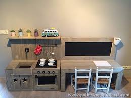 Steel decor marries silvery modern furniture with brushed nickel geometric fixtures and deep charcoal accent cabinetry. Pallet Play Kitchen And Furniture For Kids Jpg 750 562 Piks Detskaya Kuhnya Detskaya Mebel Kukolnye Doma