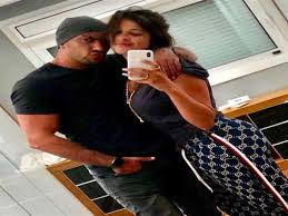 أعلن الفنان أحمد العوضي، خروح زوجته الفنانة ياسمين عبد العزيز من المستشفى، مع استكمال علاجها في المستشفى. Ø¨Ø­Ø¨Ùƒ Ø£Ø­Ù…Ø¯ Ø§Ù„Ø¹ÙˆØ¶ÙŠ ÙŠØ¹Ù„Ù‚ Ø¹Ù„Ù‰ ØµÙˆØ±Ø© ÙŠØ§Ø³Ù…ÙŠÙ† Ø¹Ø¨Ø¯ Ø§Ù„Ø¹Ø²ÙŠØ² Ù…ØµØ±Ø§ÙˆÙ‰