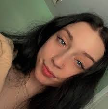 Cashmere Ellis's Instagram, Twitter & Facebook