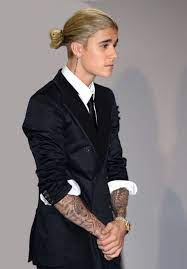 Based On These Photos Justin Bieber Should Definitely Try A Man Bun Justin Bieber Long Hair Long Hair Styles Men Man Bun Top Knot