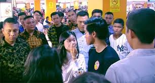 Geram karena dapat penghinaan, felicia tissue laporkan warganet indonesia ke kepolisian singapura. Sudah Siap Jadi Mualaf Orangtua Felicia Tissue Foto Bareng Keluarga Jokowi Bikin Gempar Hingga Disebut Gelar Acara Lamaran Semua Halaman Fotokita