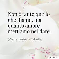 Se volete farvi guidare dal puro e semplice romanticismo, ecco 5 frasi da inserire nei bigliettini per augurare felice anniversario a una coppia e 5 frasi per scambiarvi gli auguri con il vostro partner Le 100 Piu Belle Frasi Di Madre Teresa Di Calcutta Con Immagini