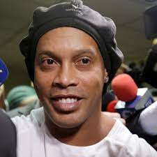 Последние твиты от ronaldinho gaúcho (@10ronaldinho). Ronaldinho Darf Gefangnis In Paraguay Verlassen Steht Nun Unter Hausarrest Der Spiegel