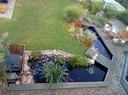 Teich Mit Grosser Holzterrasse Und Schonen Kois Oase Teichbau De In 2020 Gartenteich Bauen Terrassenteich Teich
