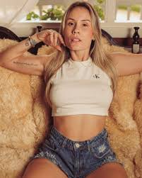 Ex-babá, Tuani Basotti ganha 50 vezes mais com nudes web e expõe: “mais  rica do que meus patrões” – Portal do Artista