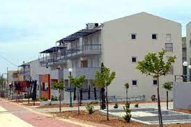 Κατασκευάσθηκαν 2.292 πρότυπες κατοικίες, σε 366 συγκροτήματα πολυκατοικιών με 19 διαφορετικούς αρχιτεκτονικούς τύπους (ζώνη οικιστικού). Sthn A8hna 2004 To Olympiako Xwrio Se Ena Xrono Ta Diamerismata Stoys Dikaioyxoys In Gr
