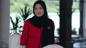 Living with her cunning and malicious stepmother, puan sri mawar, and her stepsister, puteri, a vile and hateful yet gullible person. Hero Seorang Cinderella Season 1 Episode 6