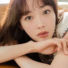 6 facts about Lee Yoo-mi, star of Netflix's All of Us Are Dead: she's pals  with her Squid Game co-star Jung Ho-yeon and K-pop idol Hani, and has been  compared to Sulli |