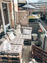 Sch Ner Balkon Mit Selbstgebautem Sofa Aus Europaletten In M Nchen Wggesucht Wg Balkon Balcony Terras In 2020 Balcony Decor Small Balcony Decor Outdoor Balcony
