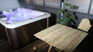 La Suite Geisha Avec Terrasse Et Jacuzzi Privatif Est Le Voyage Vers L Occident A Ne Pas Manquer Jacuzzi Suite Chambre A L Etage Jacuzzi Jacuzzi Exterieur