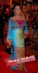 Datuk saripah ifa raziah mustapha (lahir 22 september 1975), juga dikenali sebagai miss diva, ialah seorang penyanyi, pelakon, pelawak dan pengacara televisyen malaysia. Gambar Selebriti Di Anugerah Bintang Popular 2007 Sensasi Selebriti