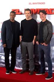 Speculations about the star's size were so violent that they actually came back to it, and here's what it had to say in response. Ryan Reynolds Height How Tall