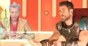 Ragnarok filminin konusunda thor ülkesi asgard'dan çok uzakta bir yerlerde hapsolmuştur ve asgard kötü kız kardeşi tarafından yok oluşun eşiğindedir. Jeff Goldblum Gets Kinky In Thor Ragnarok Deleted Scene
