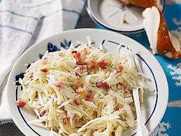 Bayrischer Krautsalat Mit Speck Von Engelmietz Chefkoch Rezept Krautsalat Krautsalat Mit Speck Bayrischer Krautsalat